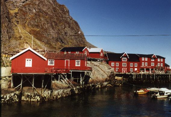 Pfahlhtten (Rorbuer)  rechts das einzige Stockfischmuseum der Welt