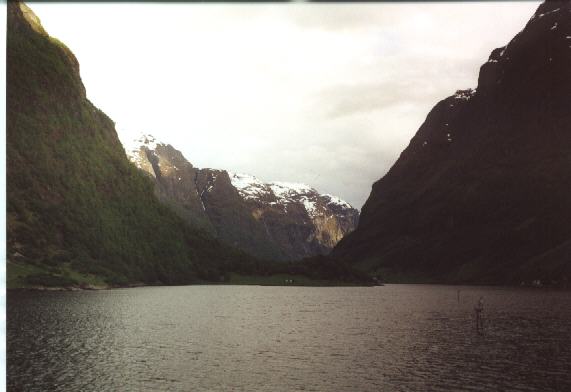 Whrend der Fhrberfahrt von Kaupanger nach Gudvangen. ber 1000m hohe Felswnde nehmen den engsten Fjord Europas in die Zange.