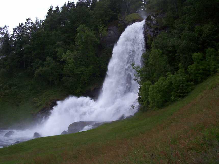 Hinter diesem gewaltigen Wasserfall fhrt ein Weg entlang.