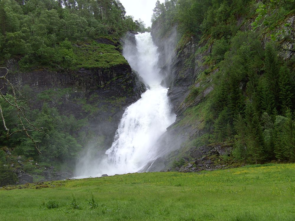 Der Wasserfall hat eine Fallhhe von ca. 90 m und ist nur 10 min. vom Parkplatz entfernt. 