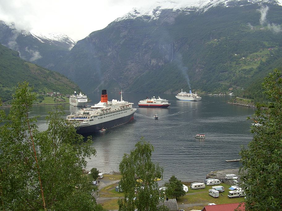 Das Hurtigrouten-Schiff dreht. Es ist die Nordnorge mit einer Passagierkapazitt fr 691 Personen und 45 Autostellpltzen.