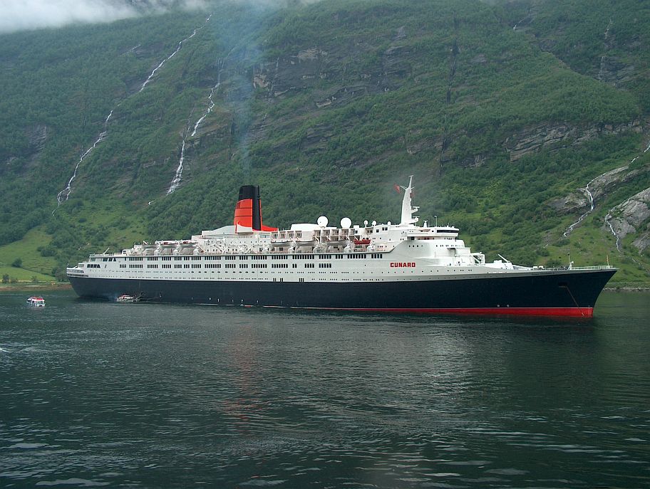 Die 293,5 m lange Queen Elisabeth 2 ist Herberge fr bis zu 1.750 Passagiere.