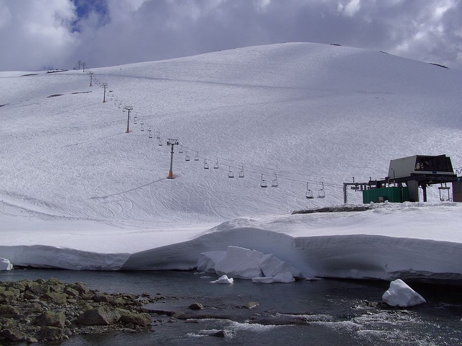 Mit Sessel- und Schlepplift geht es bis in 1600 Meter Hhe, der Hhenunterschied der Skisportanlagen betrgt 520 Meter.