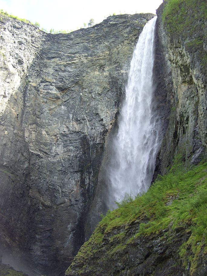 Der Vettisfossen zhlt als hchster Wasserfall Norwegens, da sein Wasser nicht fr das Betreiben von Wasserkraftturbinen reguliert wird.