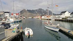 Henningsvr ist ein Fischerdorf in der norwegischen Kommune Vgan, das sich auf zwei kleinen, vorgelagerten Inseln vor der Lofoten Insel Austvgy in Norwegen befindet.