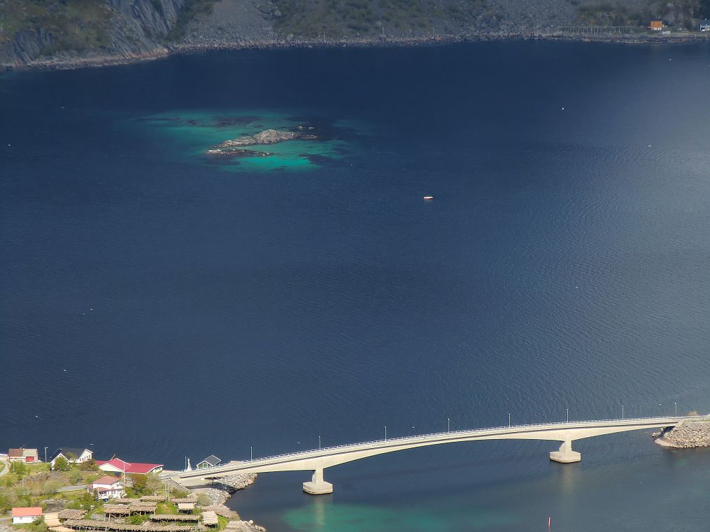 Der Reinefjord, der in allen Skalen der Farbpalette von trkis bis blau leuchtet.