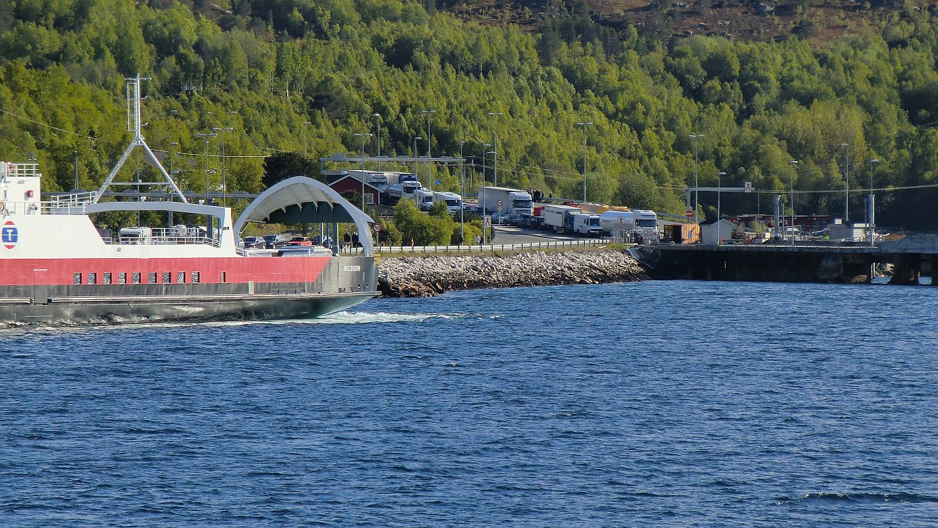 In Bognes am Tysfjord warten zwei Schlangen auf die Fhren. Die einen warten nach Ldingen zu gelangen, weiter auf die Lofoten,  die anderen wollen ber die unterbrochene E6 Richtung Narvik, in den Norden.