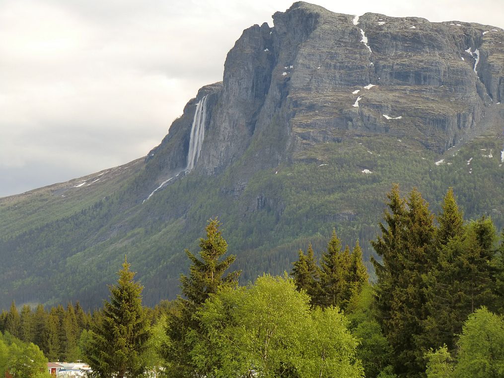 Der Hydnefossen strzt 140 Meter vom Berg Veslehorn herab
