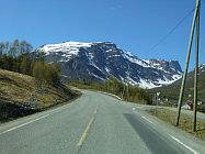 Hinter dem Bergmassiv liegt der Gletscher ksfjordjkelen