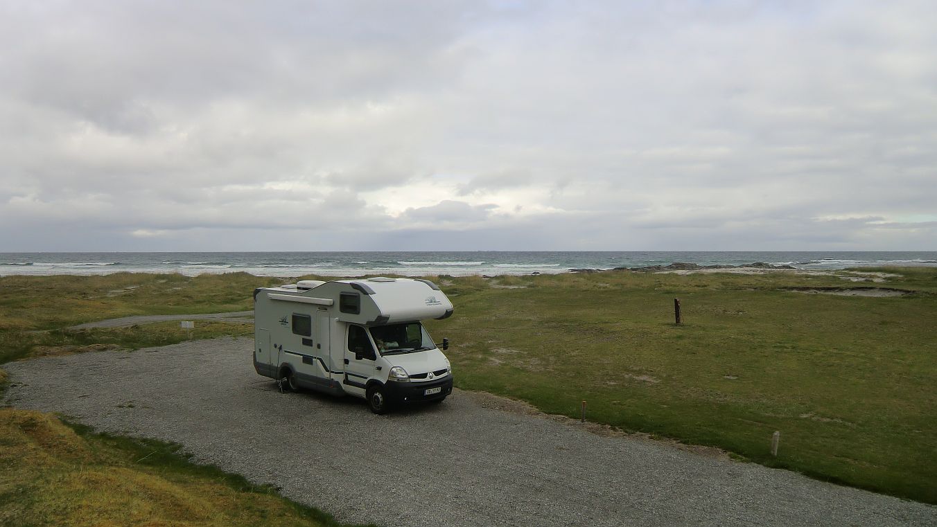 Von Nusfjord fuhren wir nur noch 12 km bis Flakstad. Dort fanden wir wieder einen tollen Platz am Atlantik und Blick nach Norden (falls der Himmel aufreit wegen der Mitternachtssonne).