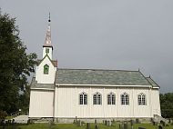 Wie uns die Windfahne auf der Kirchturmspitze verriet, wurde die Kirche auf Leka im Jahr 1867 erbaut