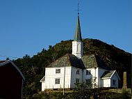 Die Kirche von Moskenes befindet sich am Fhranleger. Oberhalb hinter der Kirche befindet sich der schne Campingplatz von Moskenes