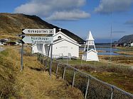 Der Ausgangspunkt im nrdlichsten Fischerdorf der Welt, Skarsvg, von den man den Kirkeporten besuchen kann