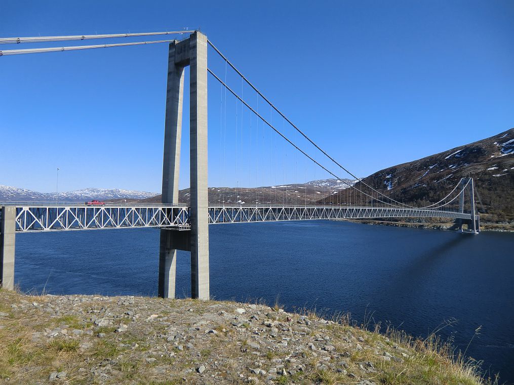 Die Brücke ist 741 Meter lang und hat eine Hauptüberspannung von 525 Meter