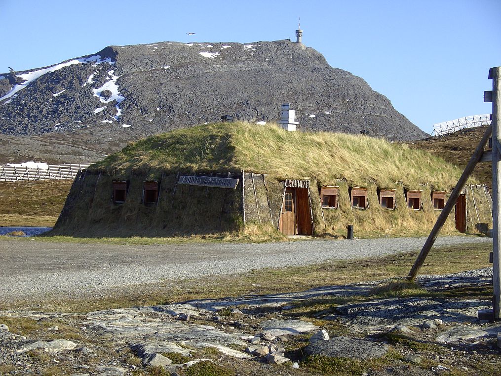 Es warten viele samische Köstlichkeiten, Gastronomie und Kunsthandwerk in dieser Torfhütte auf seine Besucher