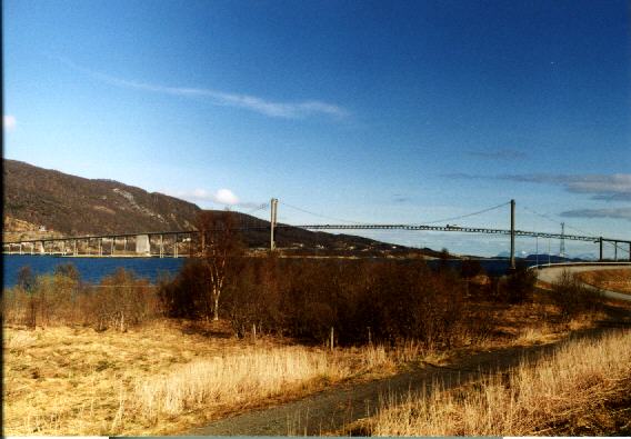 Atemberaubende Brücke vom Festland nach Hinnøya