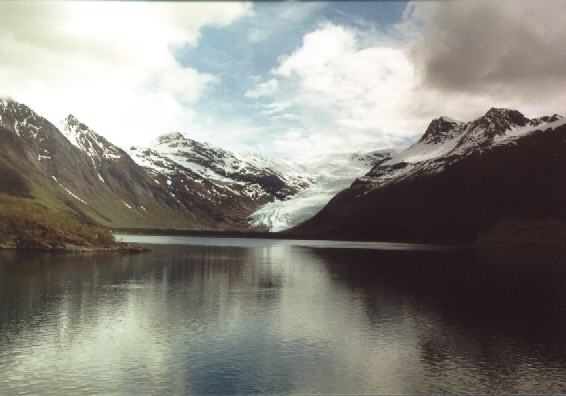 Svartisen - blaugrüne Gletscherzunge des Engenbreen, Norwegens zweitgrößter Gletscher 