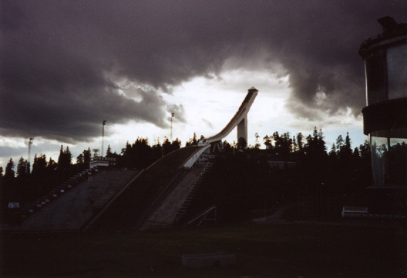 Urige Wetterstimmung am Holmenkollbakken bei Oslo