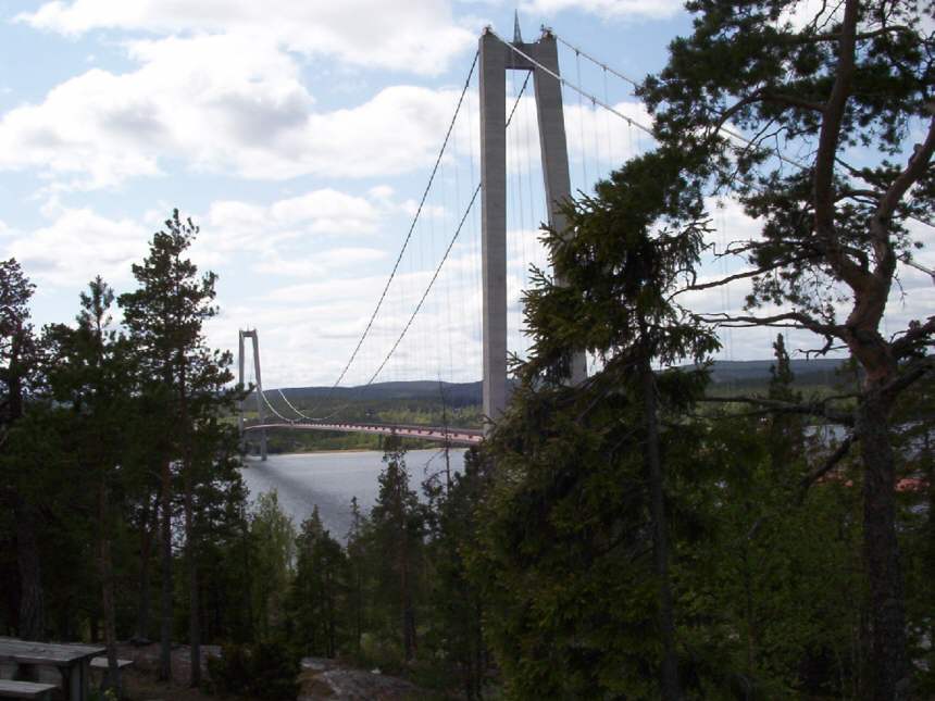 gigantische Hängebrücke in Schweden zwischen Sundsvall und Umeå