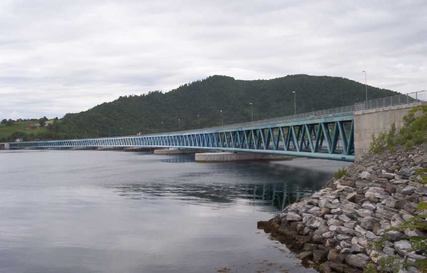 diese Brücke ist 933 m lang und schwimmt auf Pontons
