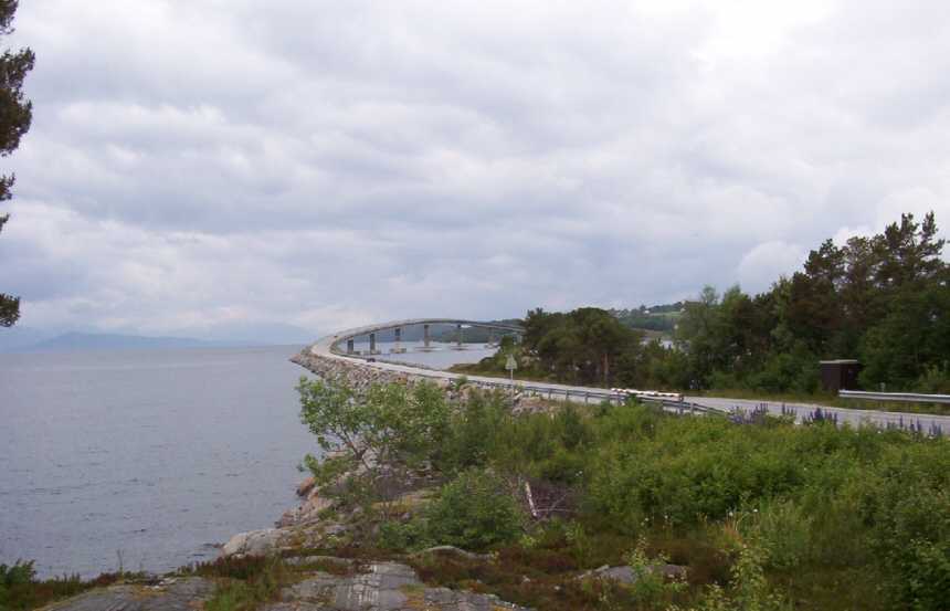 550 m lange Brücke über den Bolsøsund bei Molde