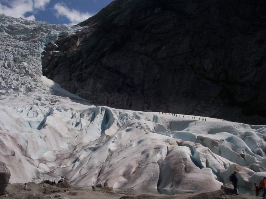 Seilschaft auf der Gletscherzunge des Briksdalsbreen