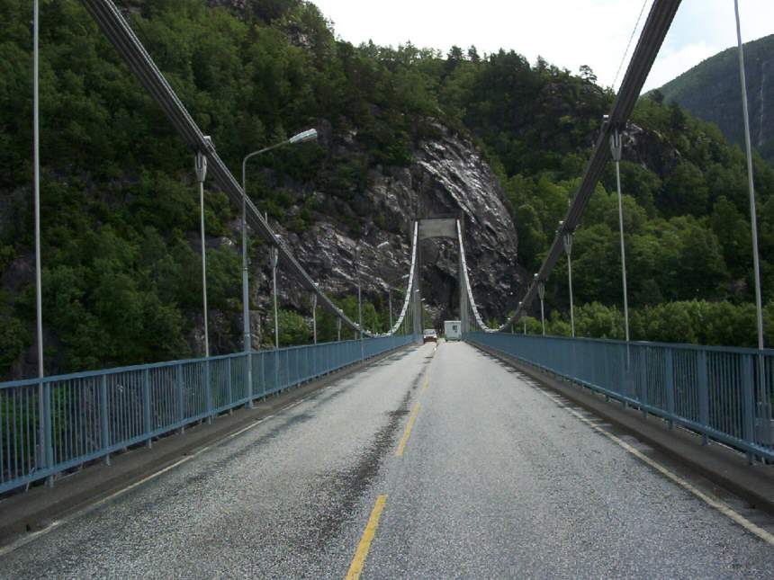 Händebrücke auf der Straße 13 zwischen Sand und den Lysefjord