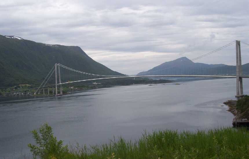 die Fahrbahn der 1257m lange Brücke ist 43m über dem Wasser