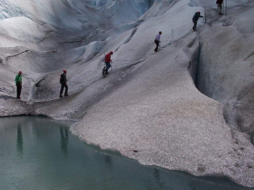 Seilschaft auf der Gletscherzunge des Briksdalsbreen