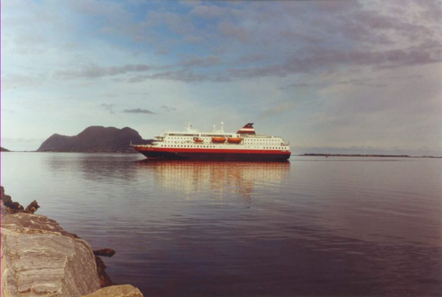 das Postschiff legt zweimal täglich in Ålesund an
