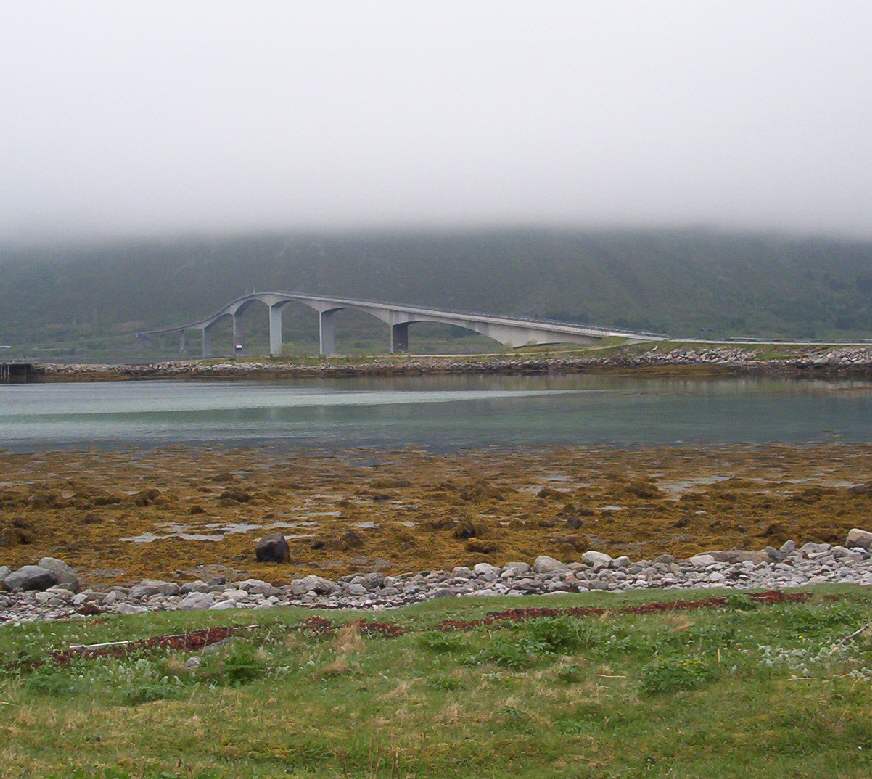 Eine der vielen Brücken, wElche die Lofoteninseln miteinander verlinden. 