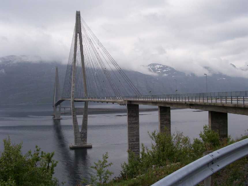 1065m Länge, 168m Höhe und 425m Spannweite zwischen den Pfeilern geht es in 45m Höhe über dem Fjord  
