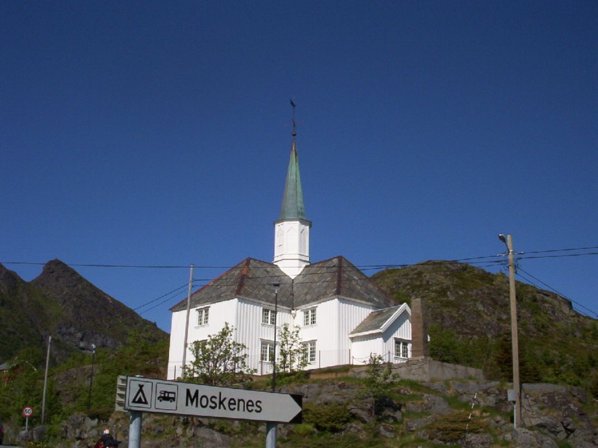 an der Kirche den kleinen Berg hinauf geht es zum Campingplatz von Moskenes