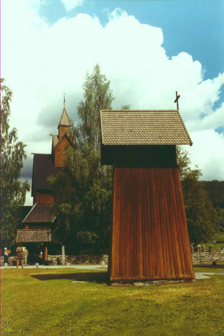 Glockenturm und Stabkirche