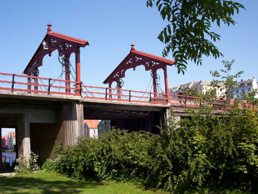Die erste Brücke an dieser Stelle wurde 1681, die  Brücke von heute wurde 1861 erbaut.