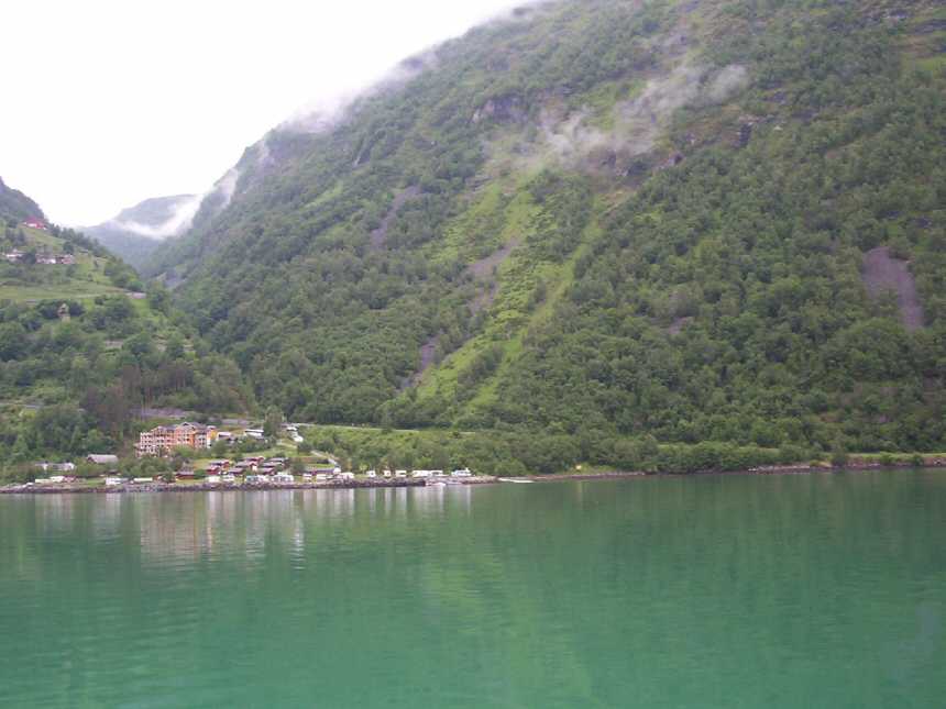 Campingplatz vom Fjord aus betrachtet