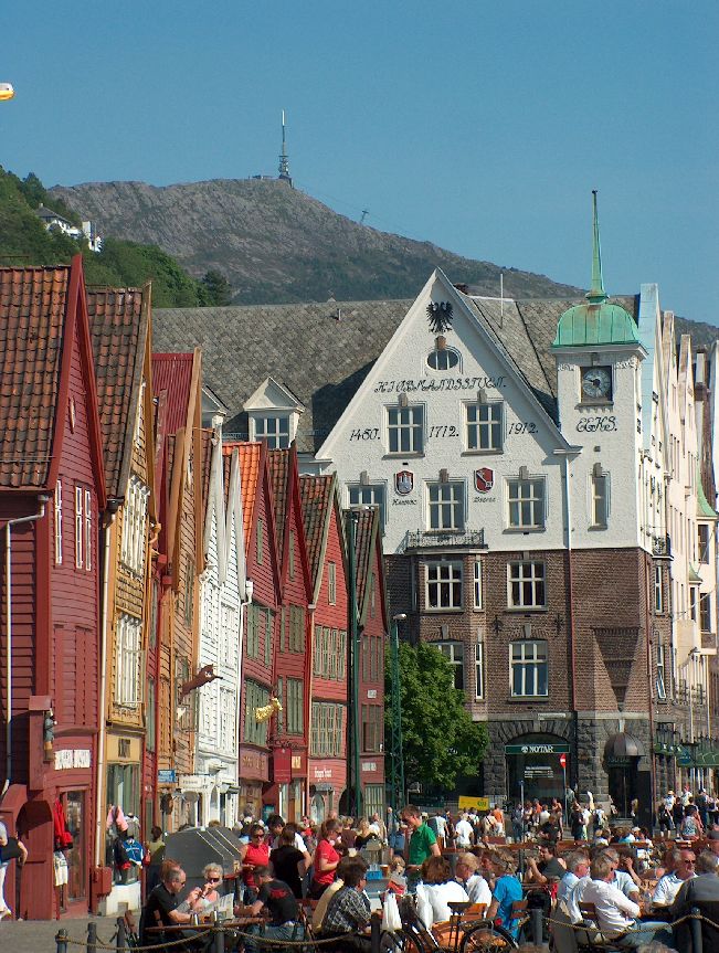 Bryggen-Häuser mit dem Berg Ulriken im Hintergund