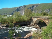 hinter der Brücke der alten Straße stürzt sich der Wasserfall in die Tiefe