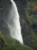 am Rande der eindrucksvollen Bahnstrecke ist der Rjondefossen Wasserfall