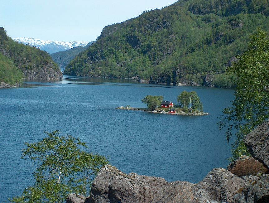 idyllische kleine Insel mitten im Lovrafjorden