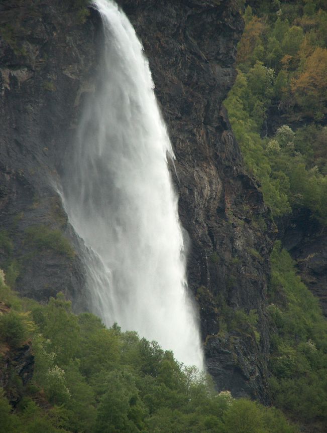 am Rande der eindrucksvollen Bahnstrecke ist der Rjoandefossen Wasserfall