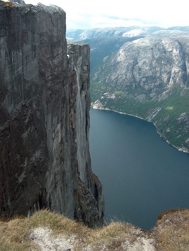 Dieser Ausblick in über 1.000 Meter Tiefe bietet sich am Kjeragbolten an