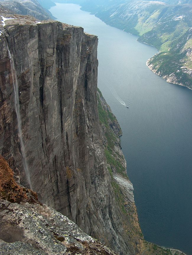 Der kleine Wasserfall links im Bild ist der 715 m hohe Kjeragfossen. Unten kommt ein Ausflugsschiff