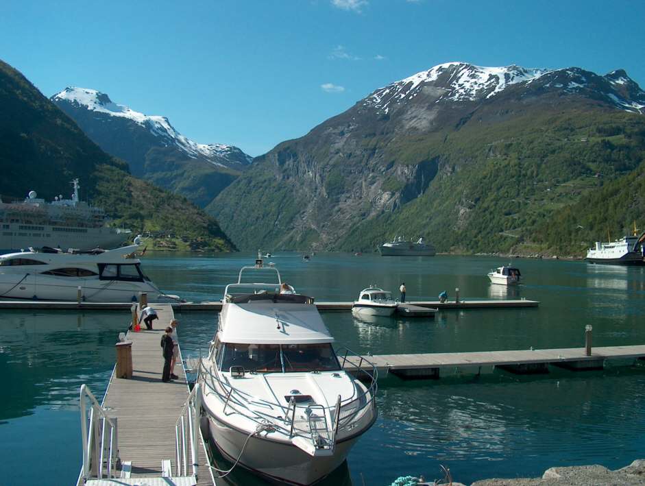 Das Geirangerfjord wird im Sommer von vielen Kreuzfahrtschiffen besucht.