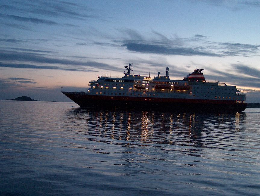 Nachts gegen 0:30 Uhr kommt das Hurtigruten-Schiff in Ålesund an