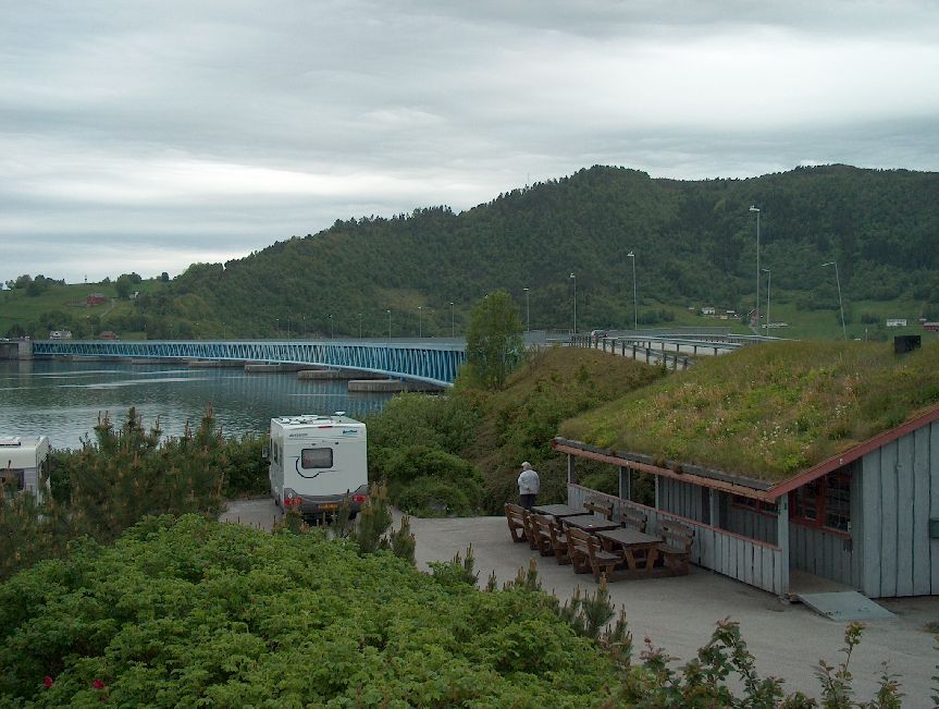 elegant liegt die Brücke auf dem Fjord
