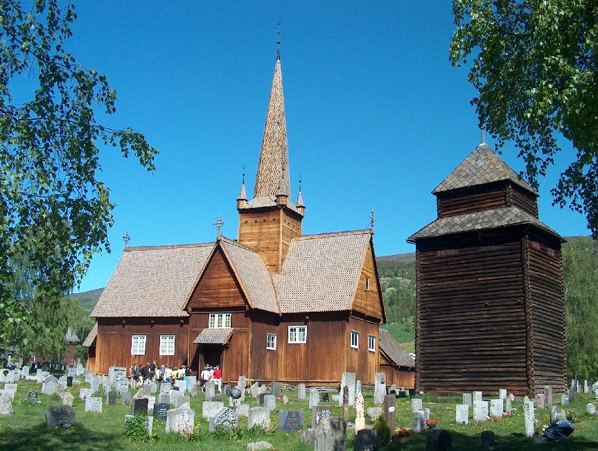Die einzigartig schöne Holzkirche in Vågåmo. Die Kirche war ursprünglich eine einschiffige Stabkirche aus dem 12. Jahrhundert, wird jedoch nach einem Umbau nicht mehr als herkömmliche Stabkirche  gewertet.