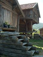 Zu sehen sind hier einige typische Bauernhäuser der Telemark