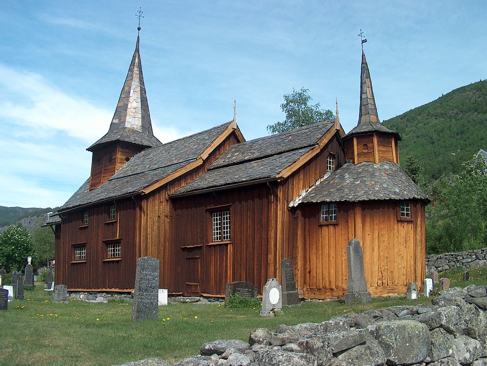 Nach Überlieferungen ist dies die dritte Kirche, die in Hol gebaut wurde.