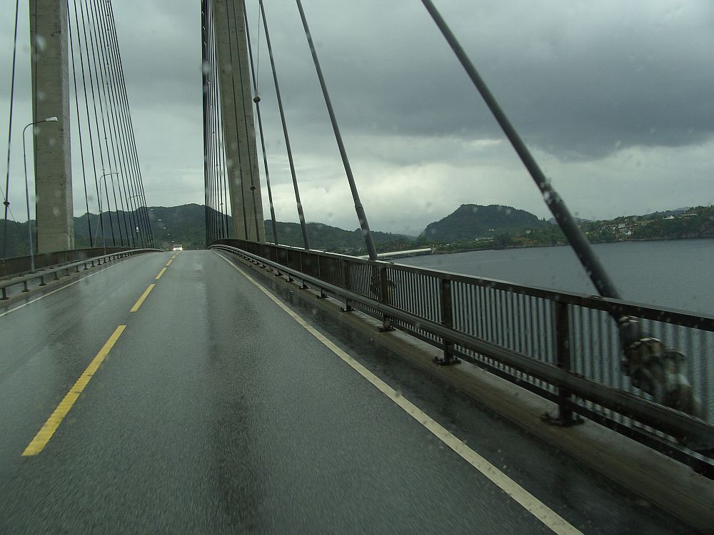 Wir fahren auf der E39 über die Nordhordlandsbrua in Flatøy bei Knarvik. Die Hängebrücken-Pontonbrücken-Kombination ist jetzt Mautfrei! 